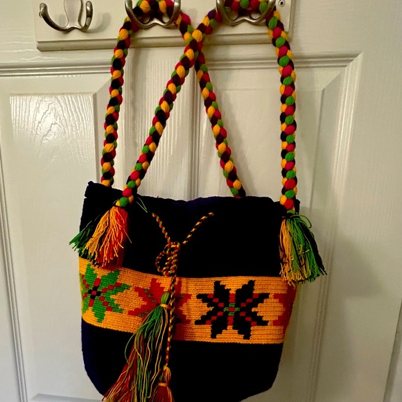 Hand woven Columbian bag - Picture 1 of 3